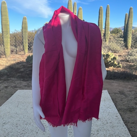 LOUIS VUITTON pink wool/silk wrap/scarf - Picture 2 of 12